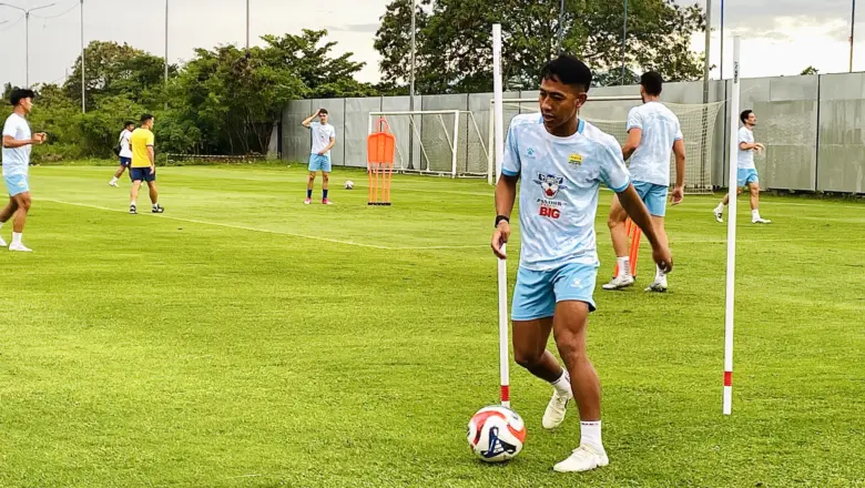 Hujan, Tekanan, dan Perlawanan Sengit: Beckham Bongkar Beratnya Misi Persib di Padang
