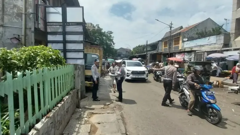 Trotoar Rusak Akibat Parkir Liar, Dishub Bandung Baru Bergerak Saat Infrastruktur Ambruk