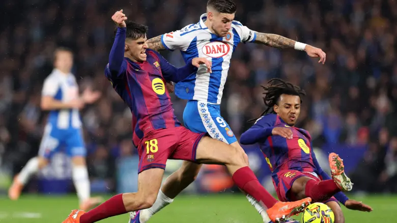 Barcelona Siap Jual Tiga Bek di Bursa Transfer