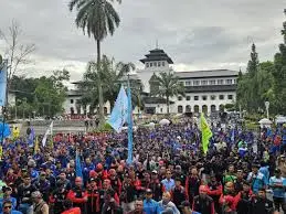 Lipsus : Buruh Jawa Barat Meradang, Janji Dedi Mulyadi Dipersoalkan: “Kami Merasa Dibohongi”