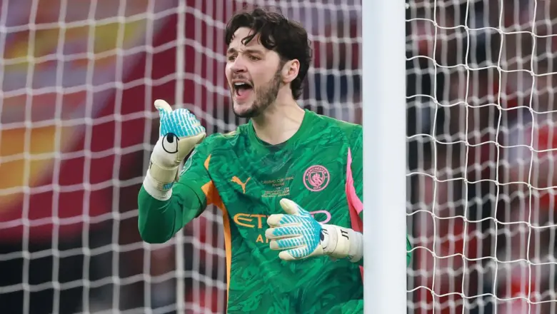 Bahas Transfer, Aston Villa Jalin Kontak dengan Agen James Trafford