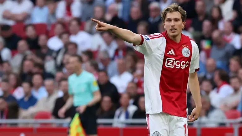 Dari Ajax ke Manchester City? Mika Godts Diminta Pikir Dua Kali