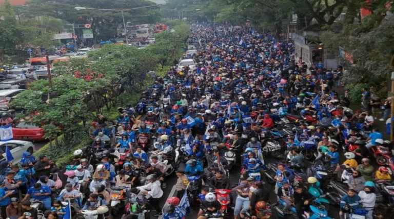 Euforia Persib Membludak, DLH Temukan Tumpukan Botol dan Bekas Flare di Bandung