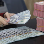 Rupiah Ditutup Melemah Tipis ke Rp17.696, Pasar Soroti Tantangan Menkeu Baru