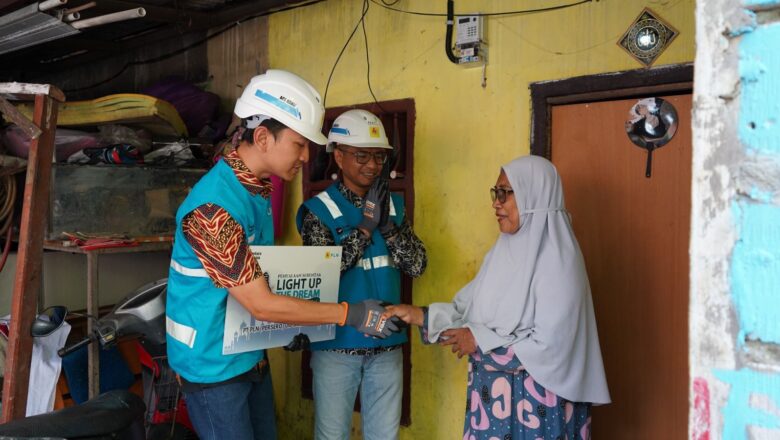 PLN Bawa Terang Baru untuk Ibu Upik di Kramat Jati Lewat Light Up The Dream