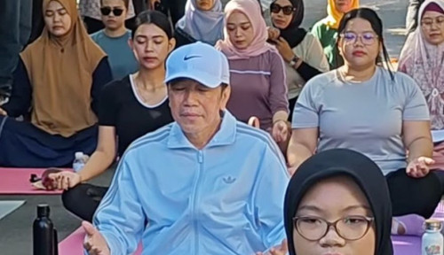 Jokowi Ikut Yoga Bersama Komunitas Ibu-Ibu Muda