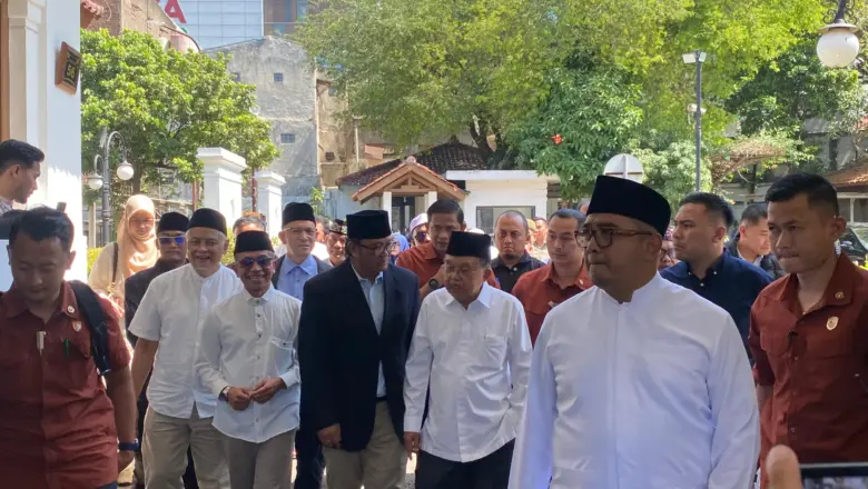 Jusuf Kalla Dorong Masjid Agung Bandung Jadi Pusat Kesejahteraan Umat, Farhan Siapkan Program Pemberdayaan Warga