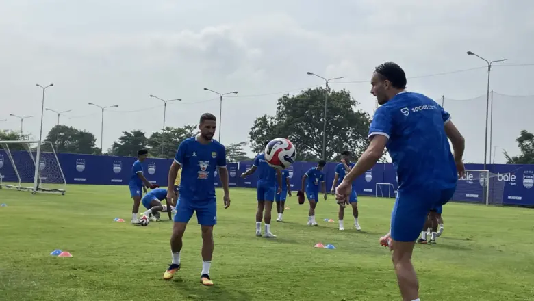 Hadapi Empat Kompetisi Sekaligus, Persib Bandung Siapkan Perombakan Besar Skuad