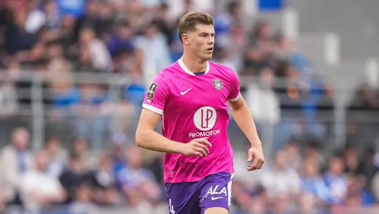 Crystal Palace Ikut Masuk dalam Perburuan Charlie Cresswell