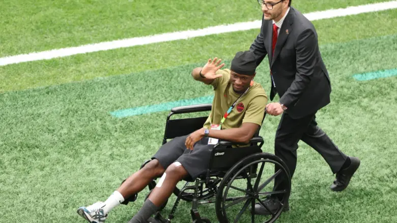 Kone Sampaikan Terima Kasih pada Suporter dari Kursi Roda Usai Cedera Horor