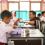 Gara-gara aturan periksa Makan Bergizi Gratis, guru di Bogor ini merasa alih fungsi profesi. Kok bisa? Simak kisah lengkapnya di sini!