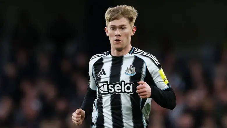 Manchester United Tak Punya Rencana Rekrut Lewis Hall
