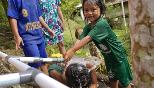 100 KK di Kampung Bojong Pari Kini Nikmati Air Bersih Gratis dari PLN