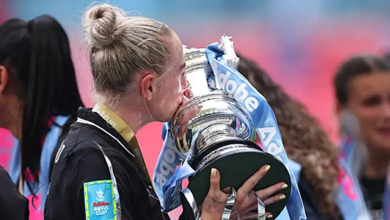 Raih Dua Gelar Domestik, Alex Greenwood Puji Mentalitas Manchester City