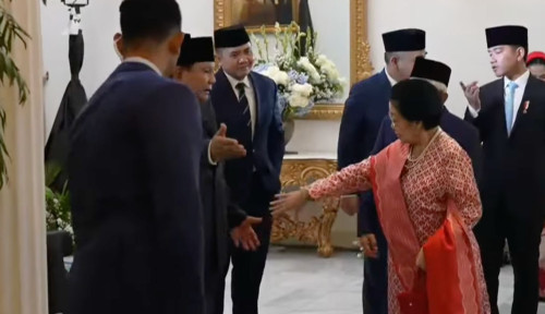 Momen di Upacara Peringatan Hari Lahir Pancasila, Saat Seskab Teddy Melihat Megawati Minta Digandeng Prabowo