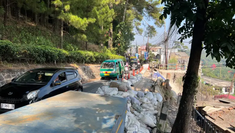Longsor Belum Diperbaiki, Kemacetan di Jalan Dago Kian Parah