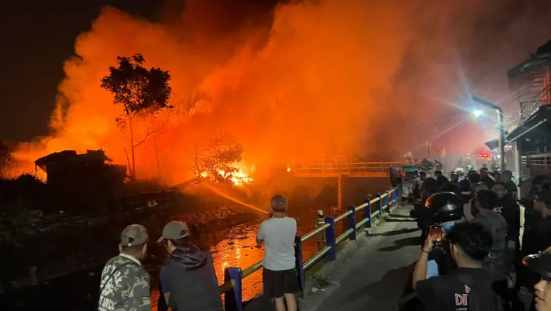Kebakaran Hanguskan Tempat Penampungan Rongsokan di Cidurian Selatan