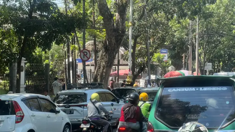 Parkir Liar dan PKL di Trotoar Picu Kemacetan di Jalan Diponegoro Bandung