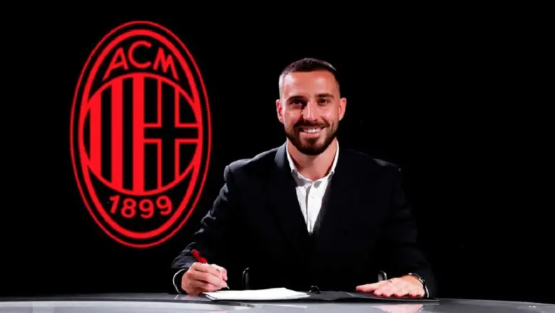 Mario Gila Terharu Saat Menonton Video Sambutan di Ruang Trofi Milan