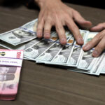 Rupiah Dekati Level Terlemah dalam Setahun, Dolar AS Tembus Rp18.100