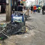 Kabel Semrawut Ganggu Pejalan Kaki di Pasar Baru Bandung