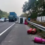 Kecelakaan Tunggal di KM 82.200 Arah Jakarta, Petugas Cegah Kecelakaan Susulan