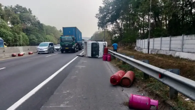 Kecelakaan Tunggal di KM 82.200 Arah Jakarta, Petugas Cegah Kecelakaan Susulan