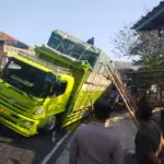 Fuso Bermuatan Triplek Oleng di Jalan Bandung-Tasikmalaya