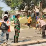 Warga Cijunti Gotong Royong Perbaiki Jalan Rusak di Purwakarta
