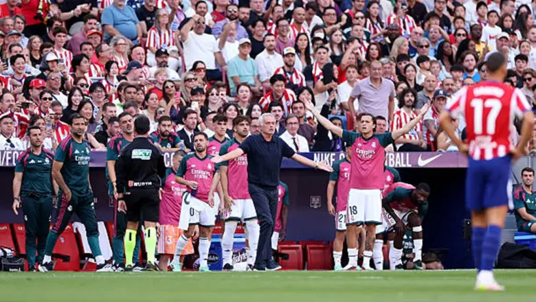 Atletico Madrid Harusnya Main 9 Orang, Jose Mourinho Bawa Bukti ke Konferensi Pers