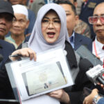 Cecar KPU Solo hingga Pusat, Dokter Tifa Pertanyakan Mengapa Ijazah Asli Jokowi Tak Pernah Dipakai Daftar