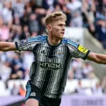 Lewis Hall Mengaku Tak Sulit Tolak MU dan Bertahan di Newcastle
