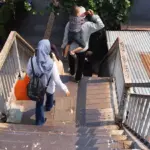 “Ibu Saya Hampir Jatuh,” Keluhan Pejalan Kaki soal Kondisi JPO Stasiun Bandung