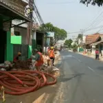 Bahu Jalan Ambles, Warga Purwakarta Keluhkan Dampak Galian Kabel