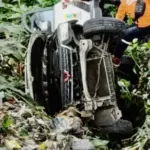 Hindari Tabrakan, Ambulans Terperosok ke Jurang 10 Meter di Cipatat