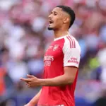 Arsenal Ungkap Alasan Saliba Absen dari Foto Tim