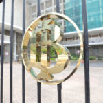 Tekanan Rupiah Meningkat, Ekonom BCA Sebut Bank Indonesia Berpeluang Naikkan BI-Rate