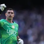 Chelsea Konfirmasi Operasi Patah Rahang Emiliano Martinez Berjalan Sukses