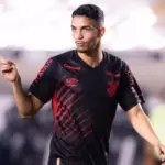 Defender Incaran Tottenham menanggapi Spekulasi Masa Depannya