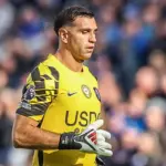 Emiliano Martinez Harus Jalani Operasi Rahang Usai Tabrakan Horor
