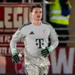 Jonas Urbig Akui Bayern Kesulitan Bertahan Usai Kehilangan Olise
