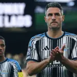 Newcastle United Diminta Hati-hati Mainkan Fabian Schar di Lini Tengah
