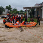 Polri Evakuasi 330 Warga Terdampak Banjir di Padang