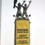 Greenpeace Soroti Krisis Iklim: Bentangkan Spanduk Raksasa di Bundaran HI